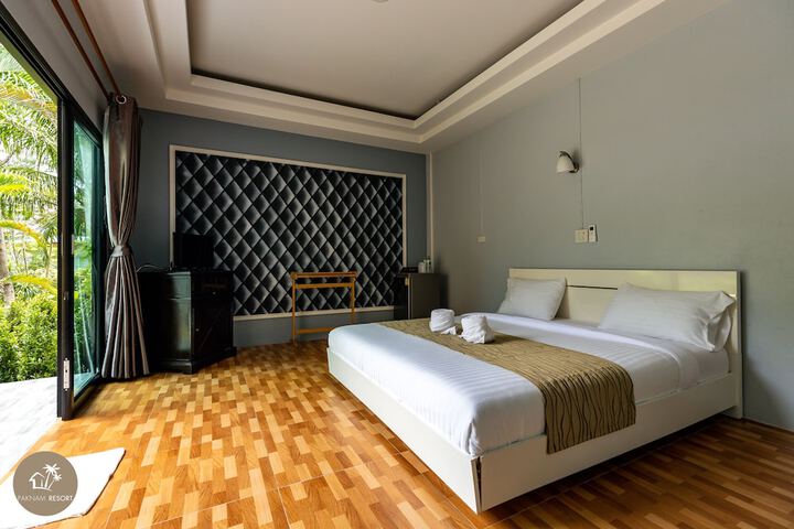Room 10 of 77