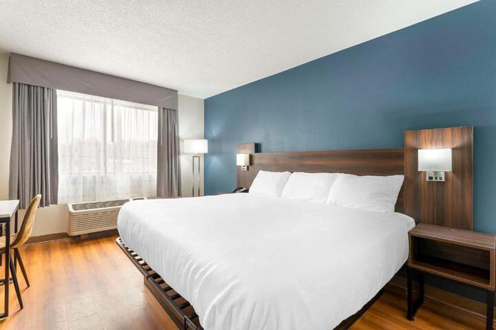 1 King Bed (7 of 17)