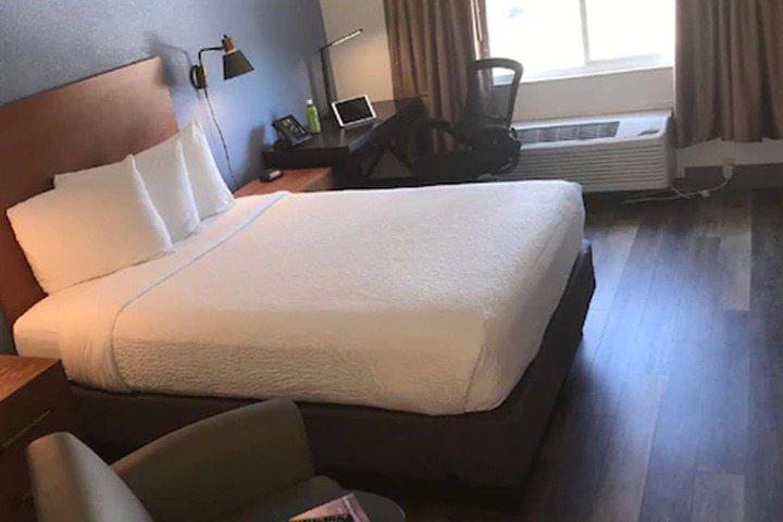 Pod Pacific Queen Bed (7 of 10)
