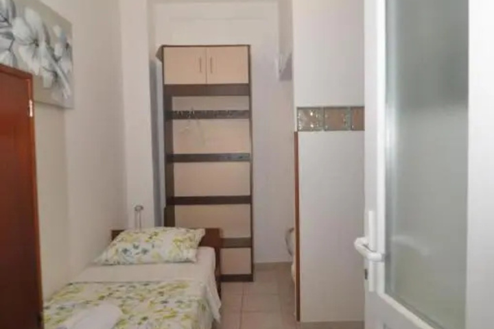 Room 4 of 10