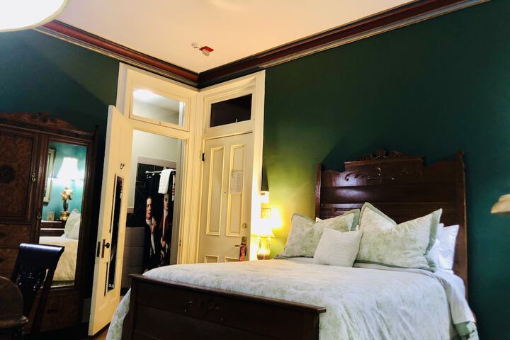 Room 33 of 95