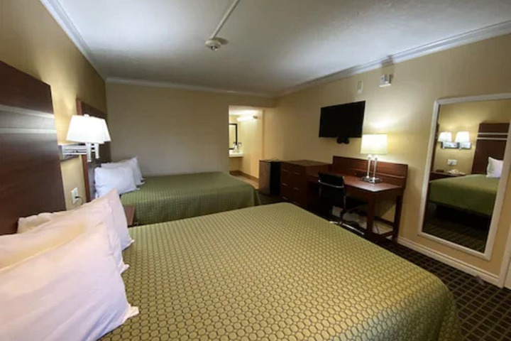 2 Queen Beds (15 of 18)