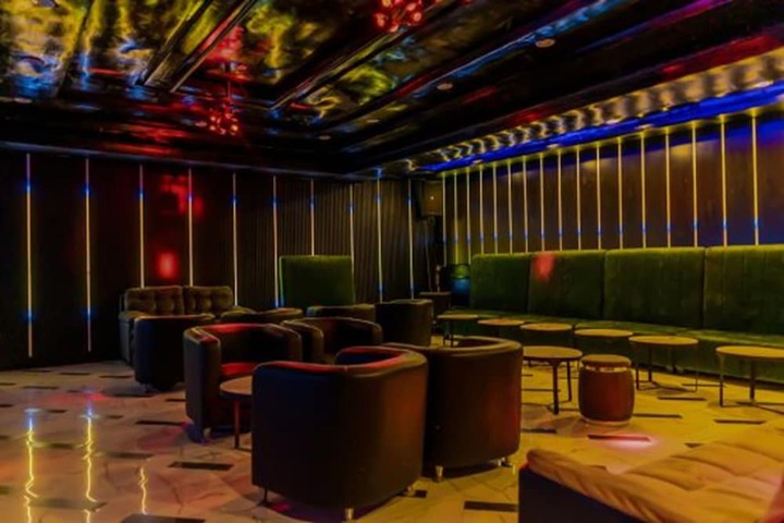 Lounge 38 of 40