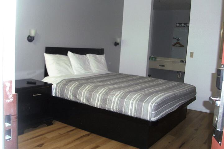1 Queen Bed (2 of 24)