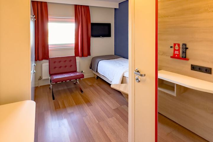 Room 8 of 45