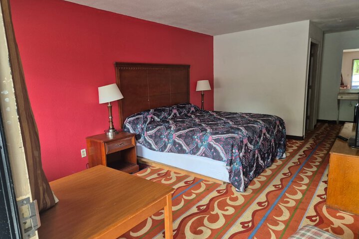 1 King Bed (2 of 7)