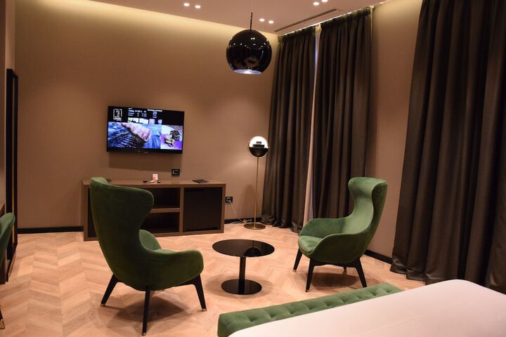 Lounge 73 of 77