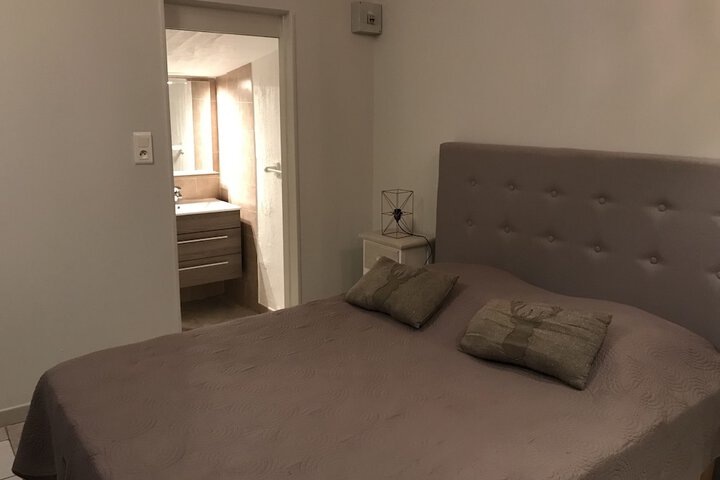 Room 4 of 73