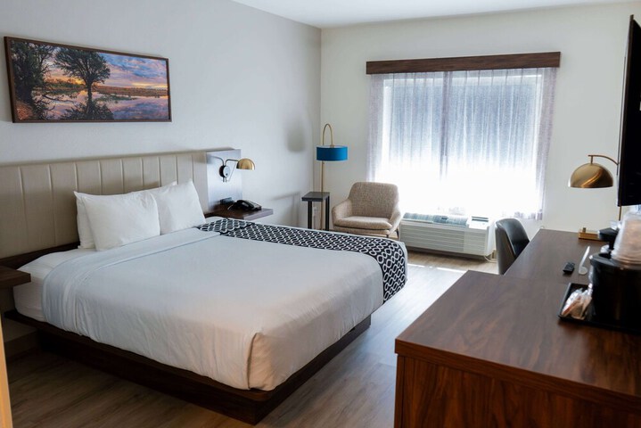 1 King Bed (7 of 10)
