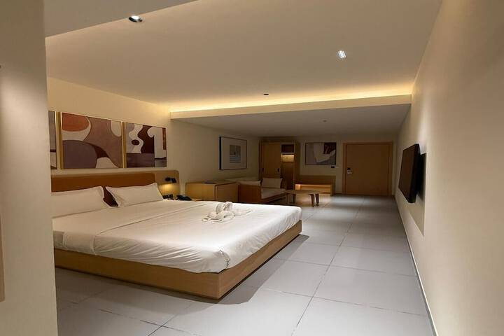 Room 6 of 16