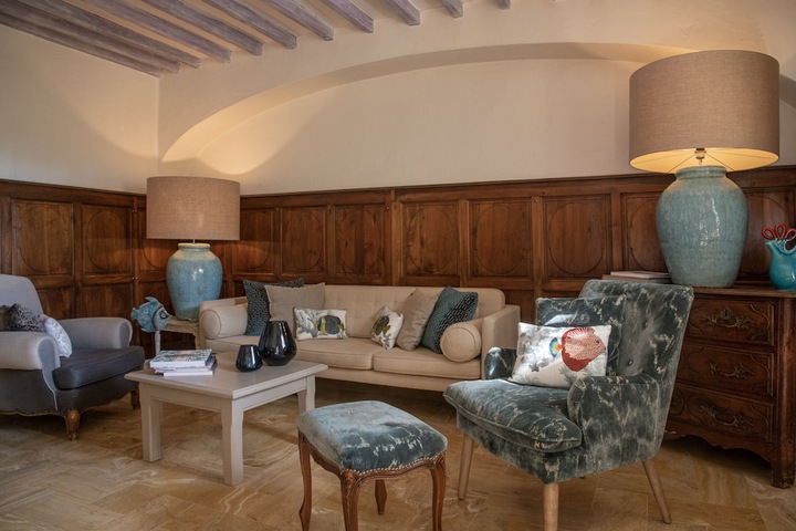 Lobby lounge