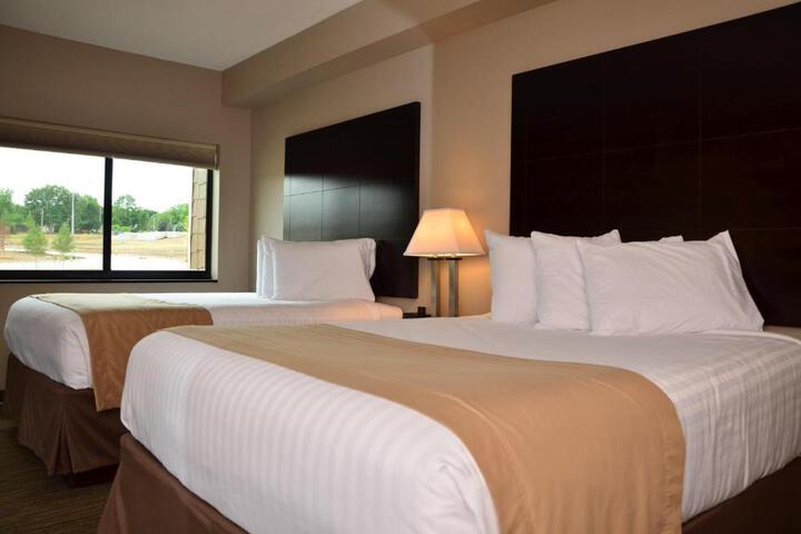 2 Queen Beds (1 of 10)
