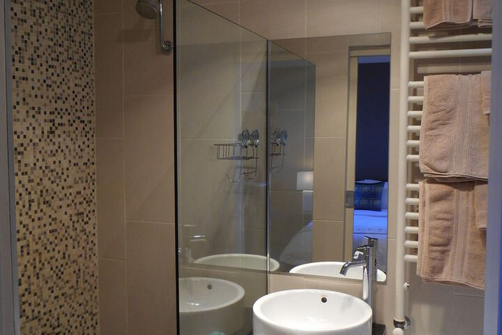 Room 17 of 34