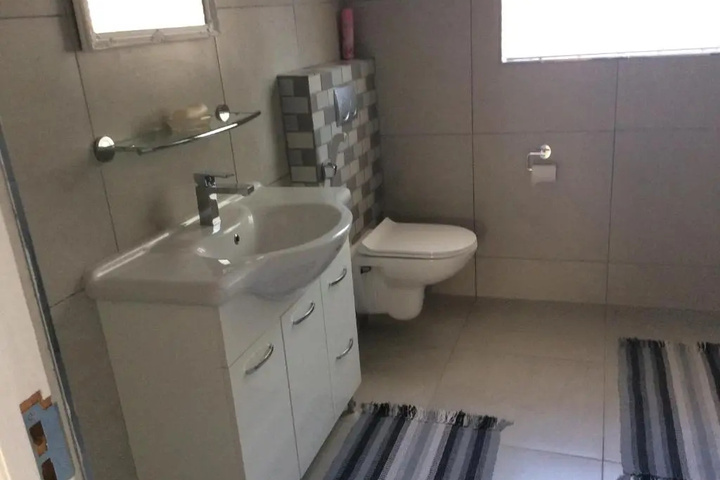 Room 5 of 10