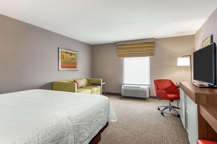 1 King Bed Study with Sofa Bed (2 of 8)