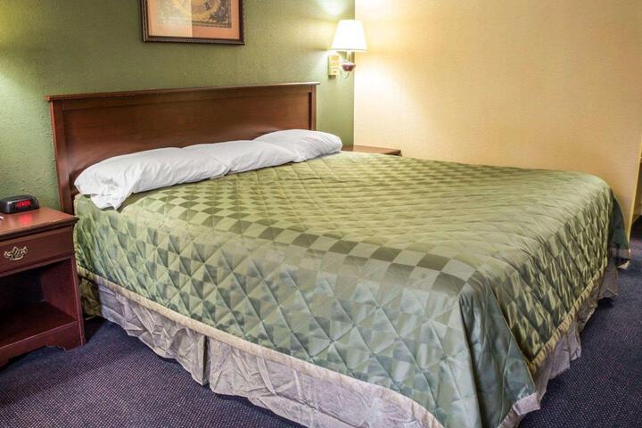 1 King Bed (3 of 18)