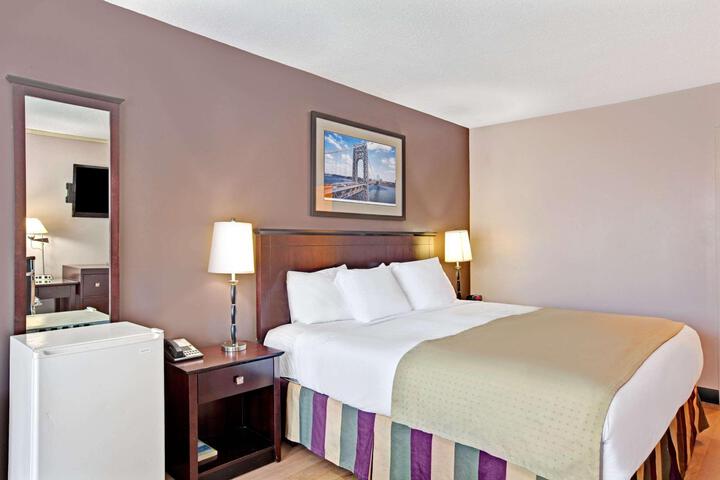 1 Queen Bed (7 of 17)