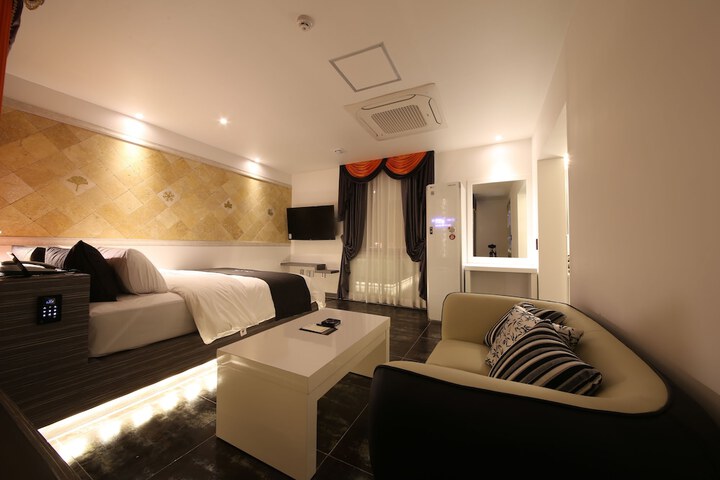 Room 17 of 65