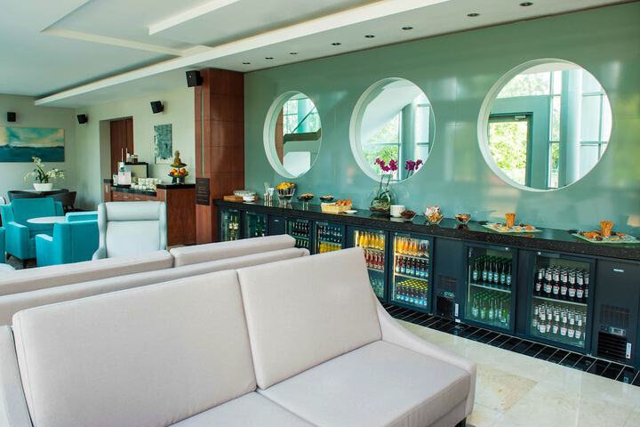 Lounge 79 of 83
