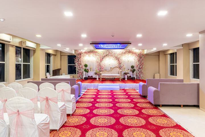 Ballroom/Hall 33 of 54