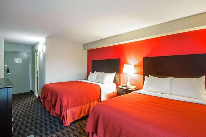 1 Queen Bed (4 of 17)