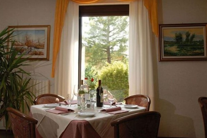 Dining 21 of 34