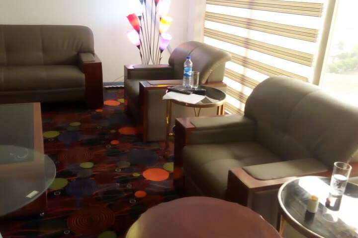 Lounge 22 of 27