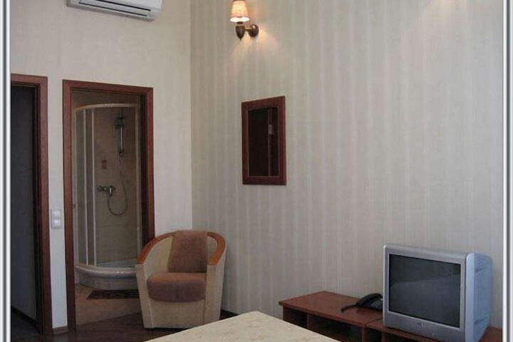 Room 13 of 33
