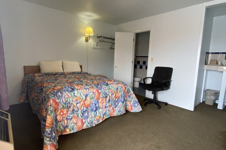 1 Queen Bed (7 of 14)