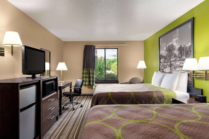 1 Queen Bed (4 of 24)