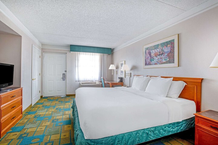 1 King Bed (12 of 16)