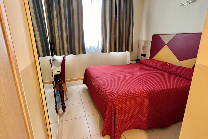 Room 12 of 90