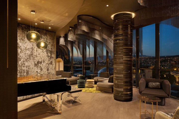 Lounge 116 of 129