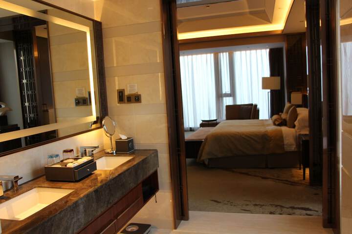 Room 14 of 77