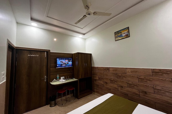 Room 52 of 107