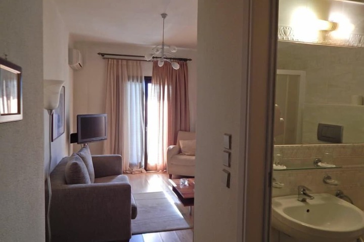 Room 6 of 31