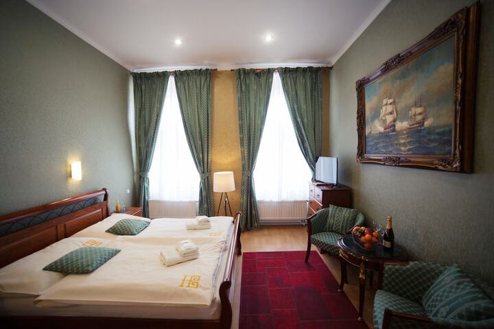 Room 9 of 35