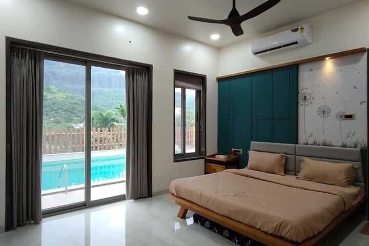 Room 7 of 10