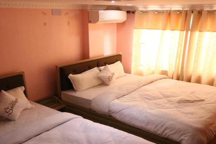 Room 6 of 12
