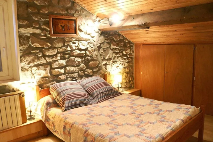 Room 2 of 10