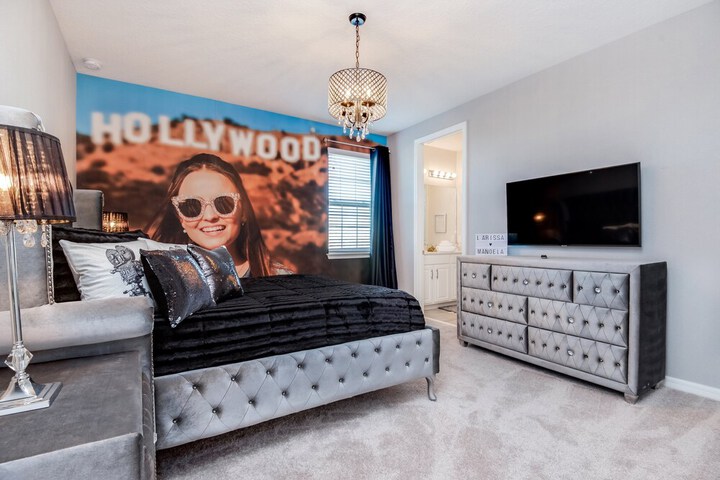 Room 4 of 74