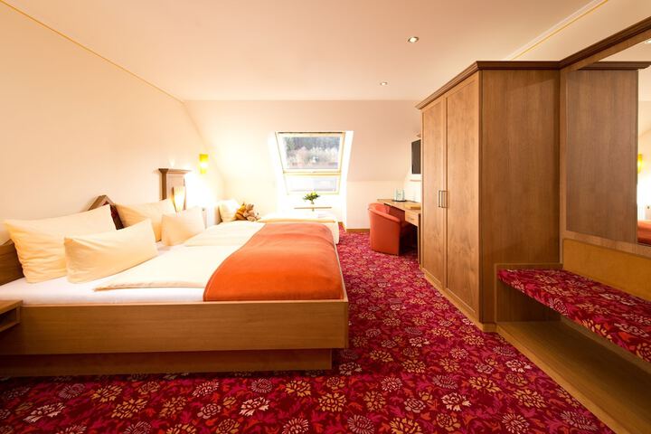 Room 3 of 104