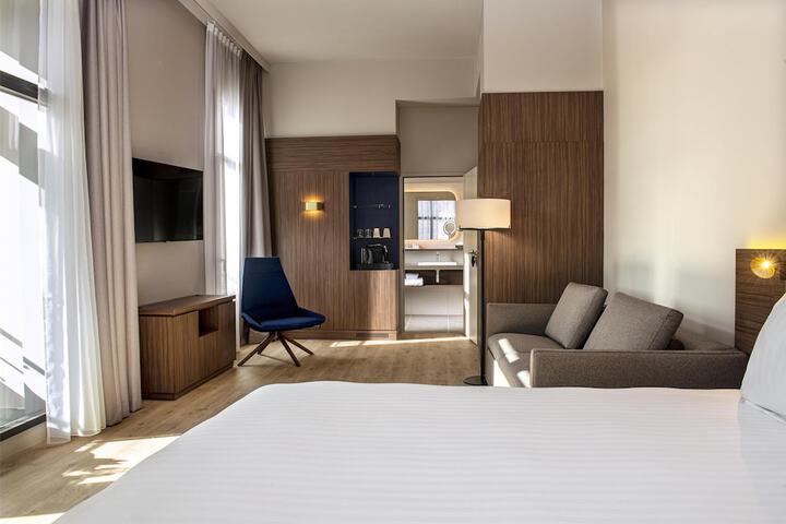 Room 14 of 106