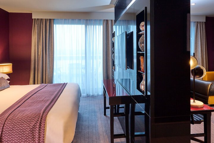 Room 10 of 100