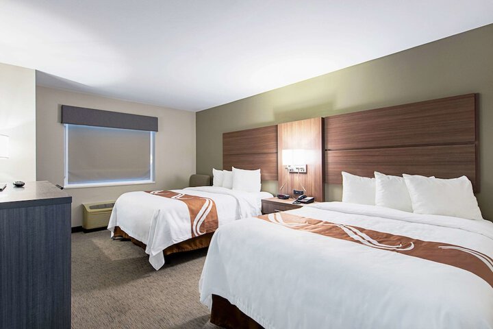1 Queen Bed Accessible (4 of 10)