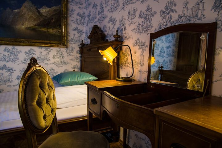 Room 4 of 38