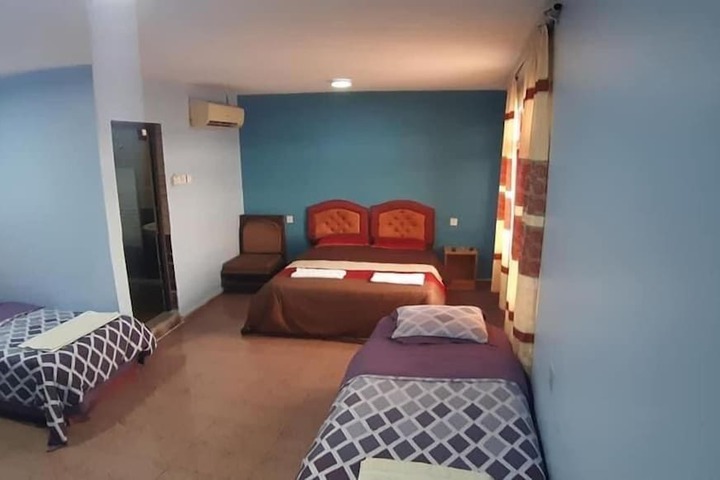 Room 4 of 7