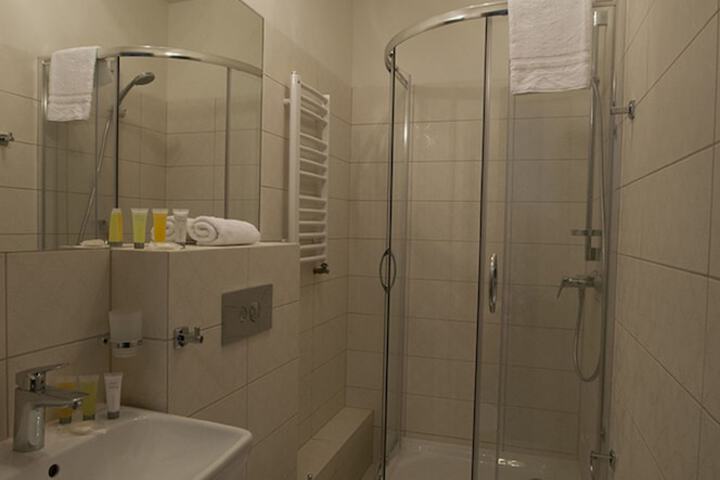 Room 33 of 49