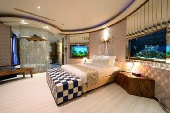 Room 33 of 118