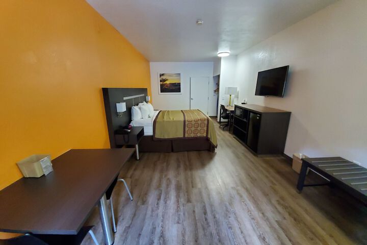 1 King Bed (5 of 9)